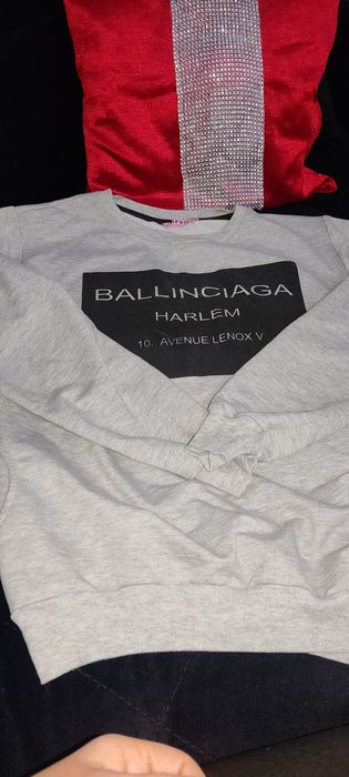 Bluza szara   na czarnym tle z napisami