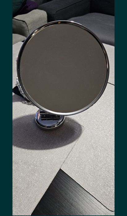 Lusterko kosmetyczne na ruchomym ramieniu