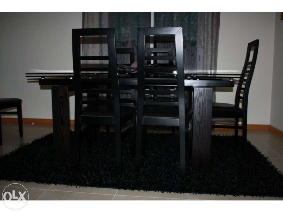 Mesa em vidro e cadeiras