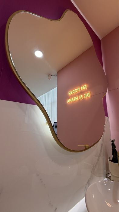 Espelho formato organico com base metal dourada