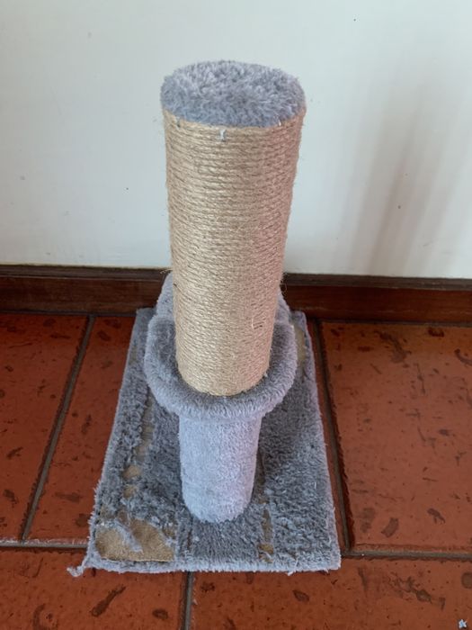 Casa para gato com oferta de arranhador (Conjunto)