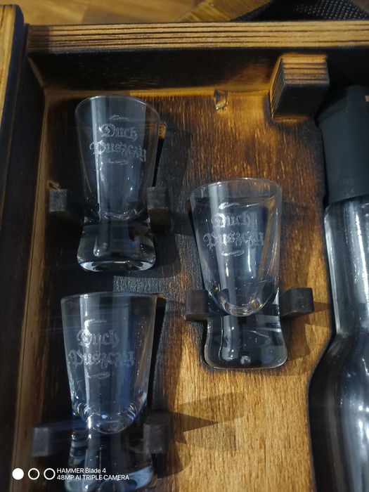 Skrzynka drewniana na alkohol karabin AK + kieliszki