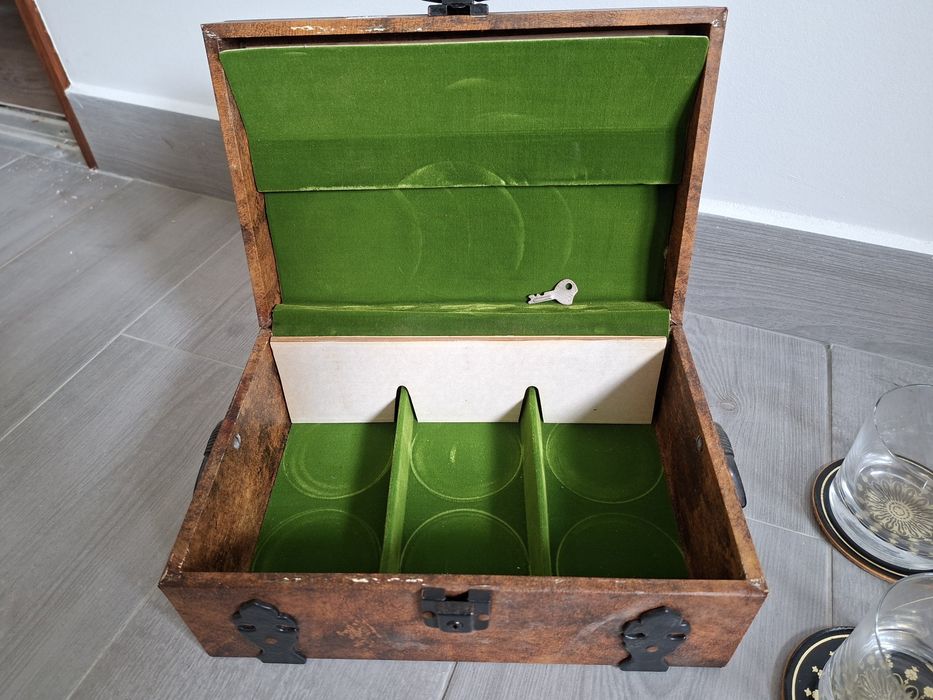 Copos de whisky em caixa