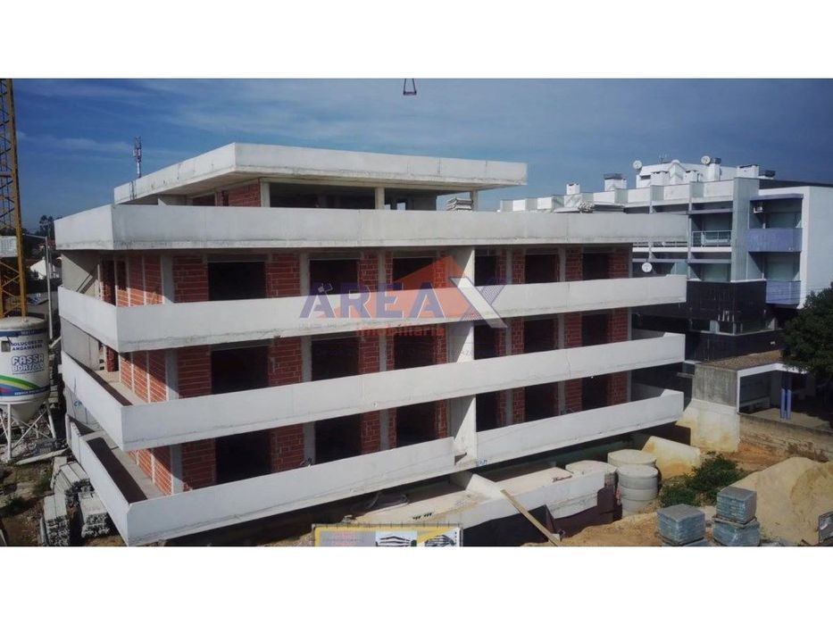 FRAÇÃO H - T2+1 - 1º andar - varanda com 33,40m2 - lugar de garagem...