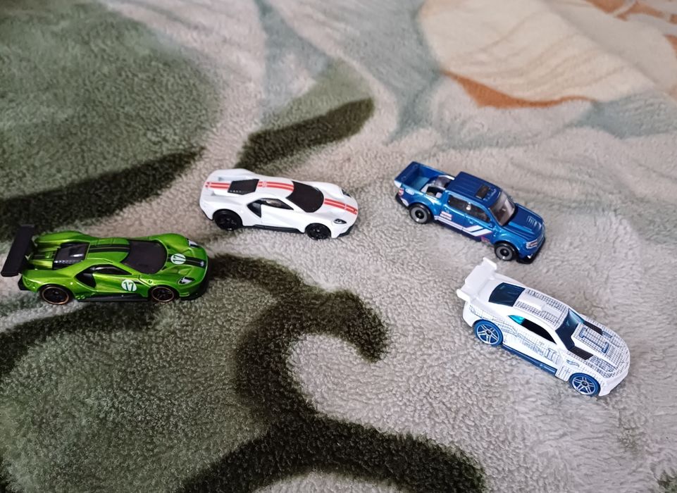 4 samochodziki hot wheels