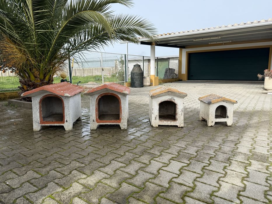 Diversas casotas para cao em pedra