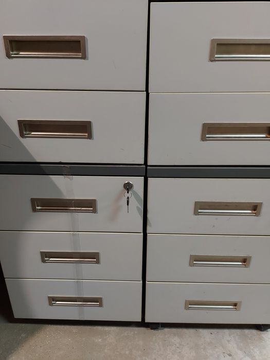 Kontener biurowy na kółkach zamykany