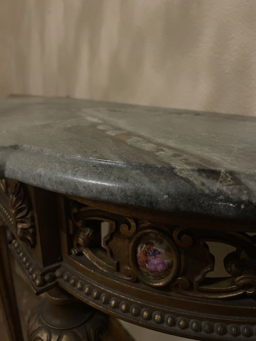 Meia mesa com tampo de mármore