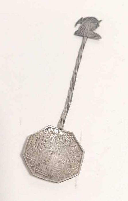 Colher decorativa com motivos egípcios