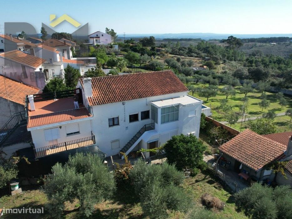 Moradia T5 com Quintal e Anexos em Cebolais de Cima