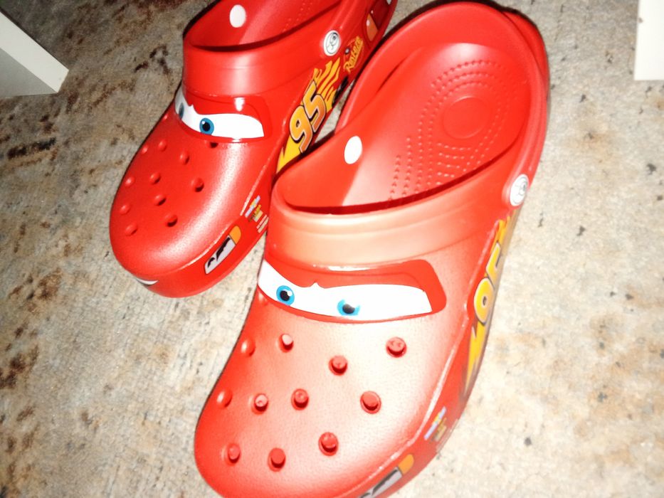 crocs mcqueem novas