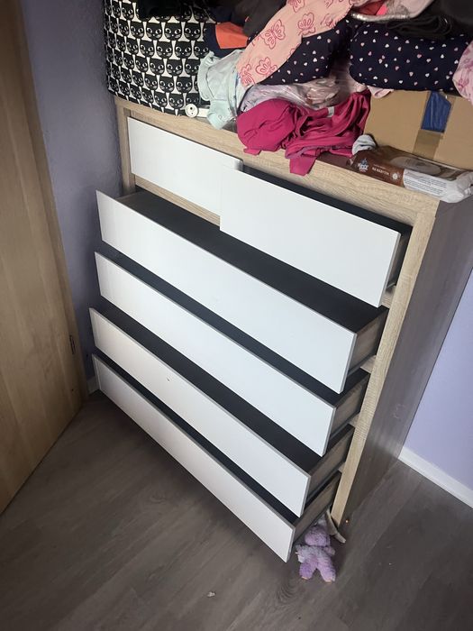 Komoda bleck red white