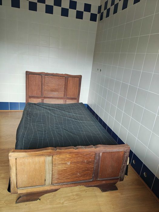 Cama antiga de solteiro em madeira
