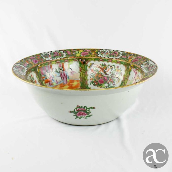 Grande bacia decoração Mandarim, policromada e dourada reinado Guangxu