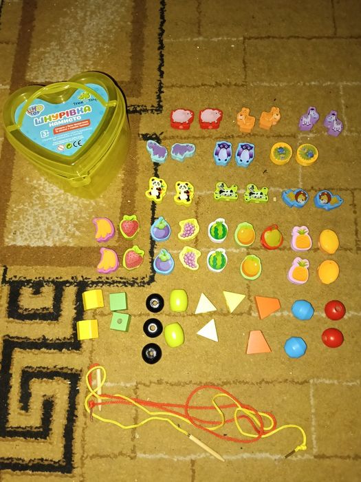 Дерев'яна іграшка Шнурівка в скриньці Tree Toys
