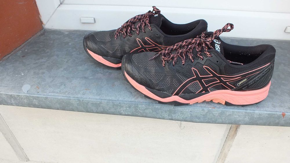 Super buty sportowe marki Asics gel fujitrabuco 6 roz 40,5