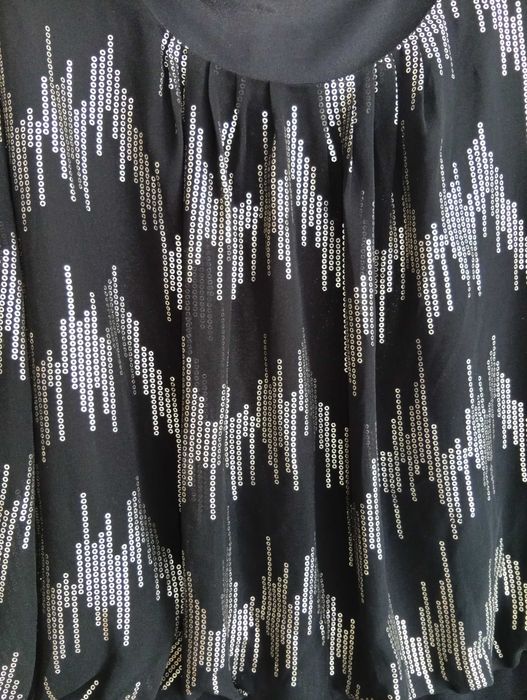 Czarna sukienka z narzutką ze złotymi wzorami