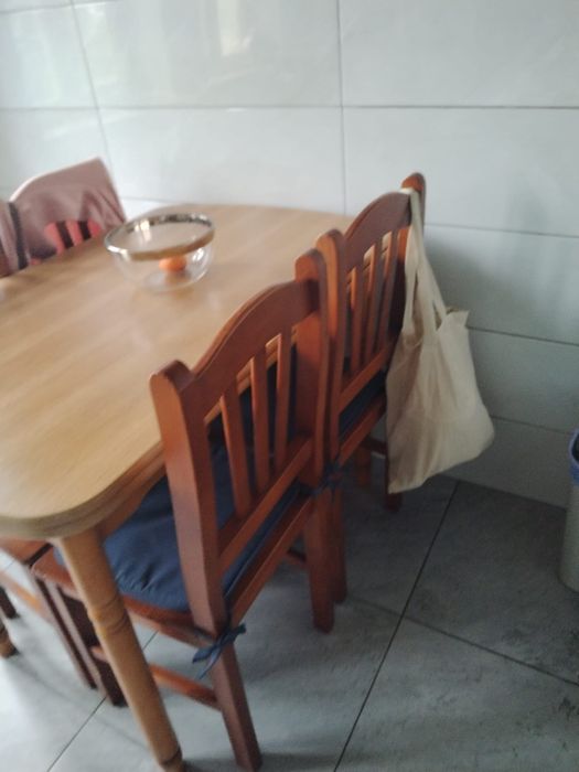 Mesa extensivel com 4 cadeiras