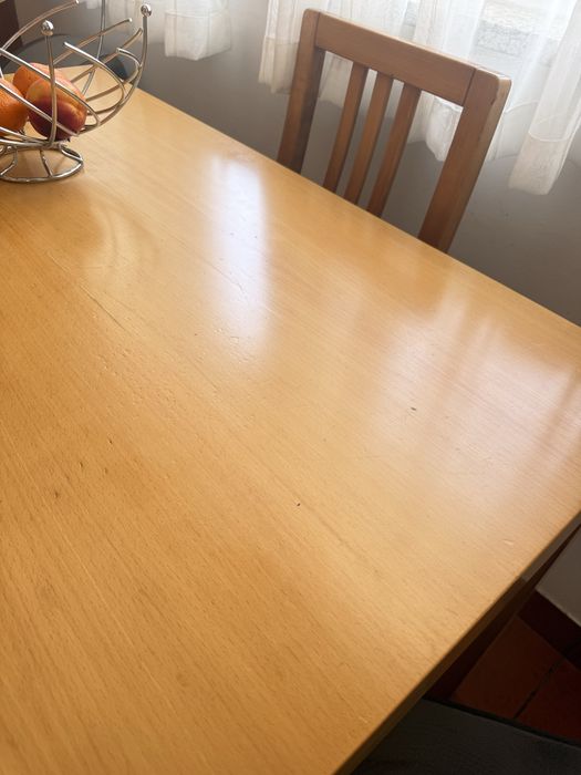 Conjunto de mesa com 4 cadeiras