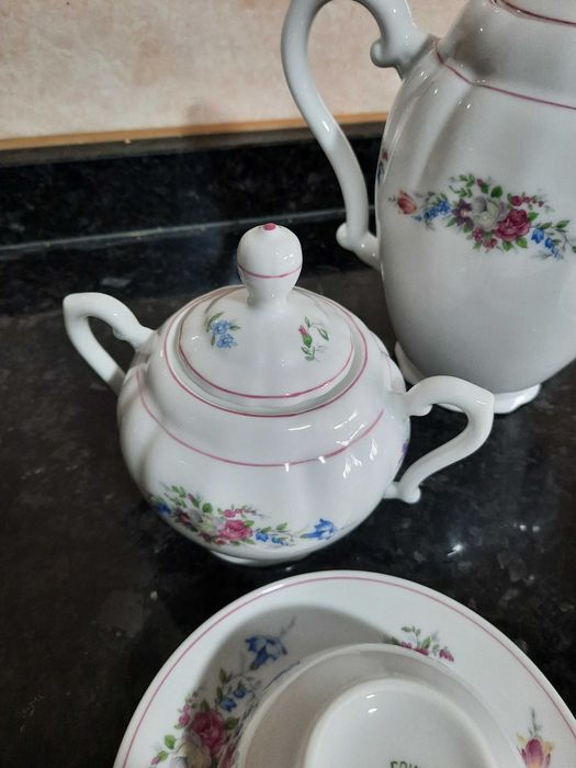 Serviço de chá com bule e açucareiro