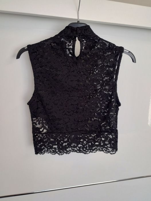 Czarny top koronkowy Bershka