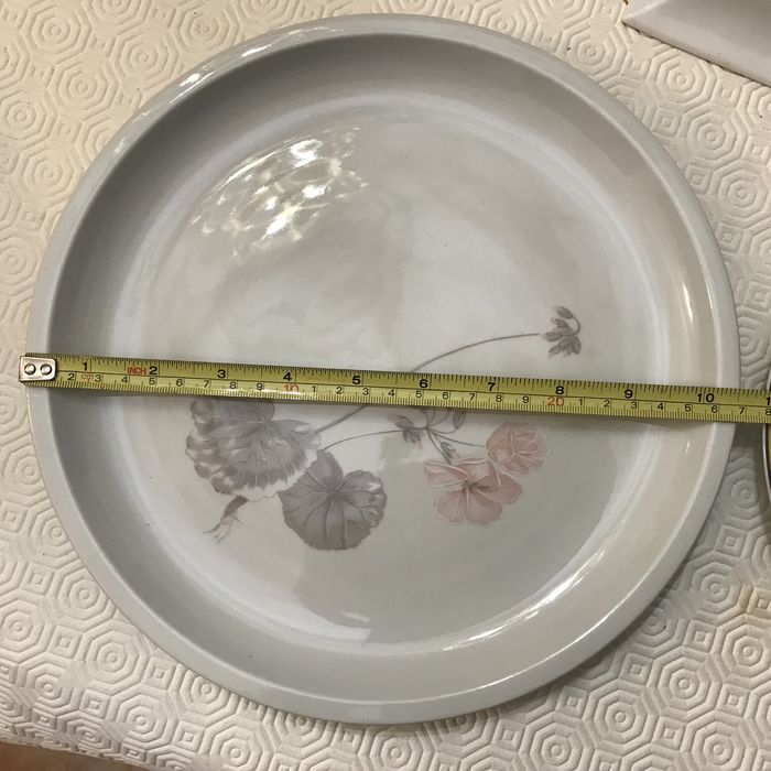 Various cheerful-patterned dishes423491863022161926