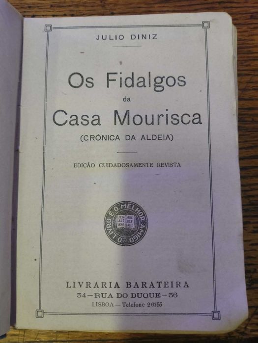 livro é uma edição de "Os Fidalgos da Casa Mourisca" de Júlio Dinis, publicada pela Livraria Barateira
