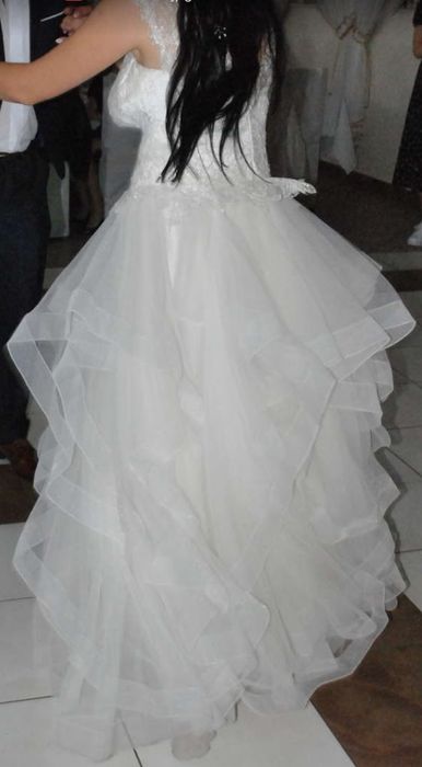 Suknia ślubna z falbanami