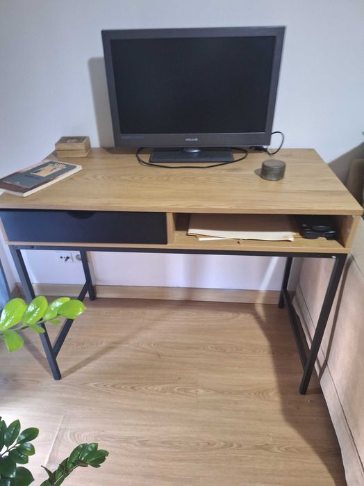 Vende-se secretária - 95/48 cm -  por falta de espaço. preço 60 euros