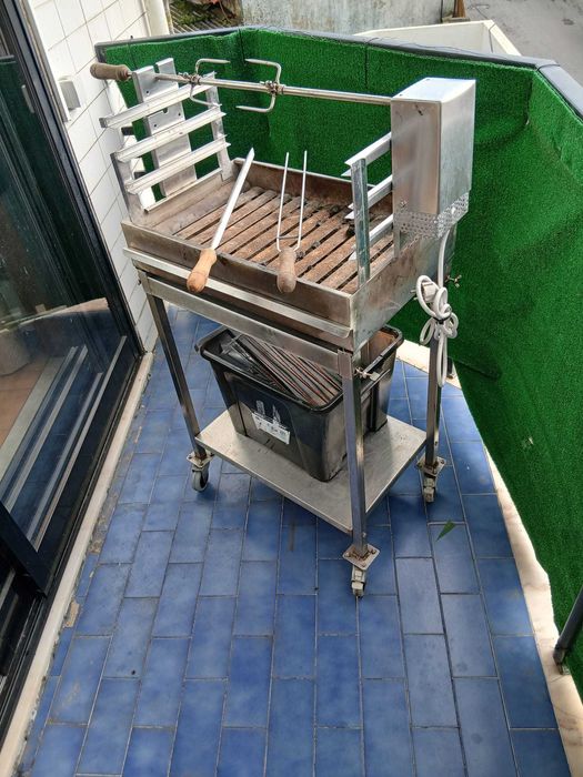 Churrasqueira a Carvão com Motor Elétrico