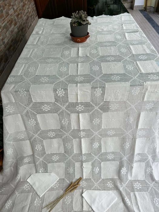 Toalha de Mesa em Linho e Renda Artesanal com 8 Guardanapos