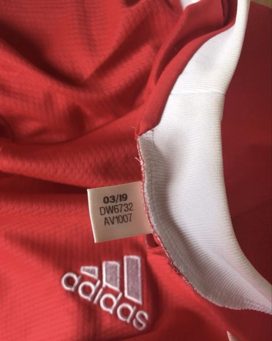 Camisola Benfica assinada pelos jogadores na época do tetracampeonato