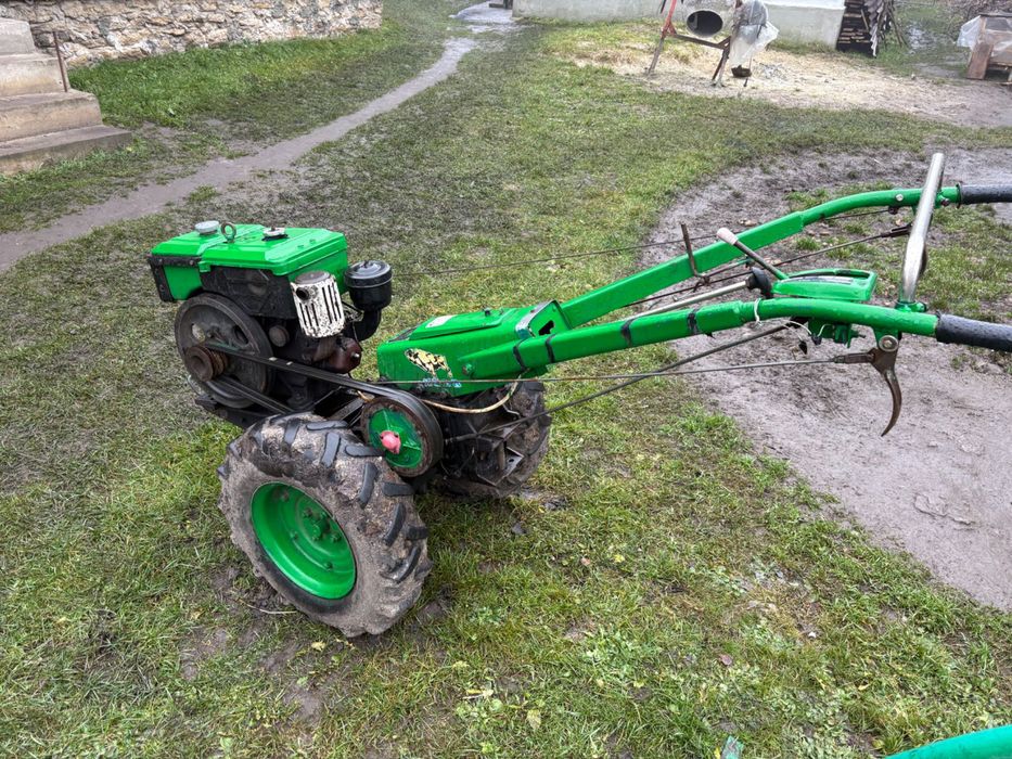 Мотоблок в робочому стані 8 к. с. з фрезою