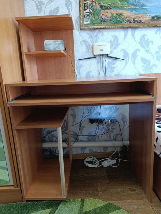 Стіл комп'ютерний