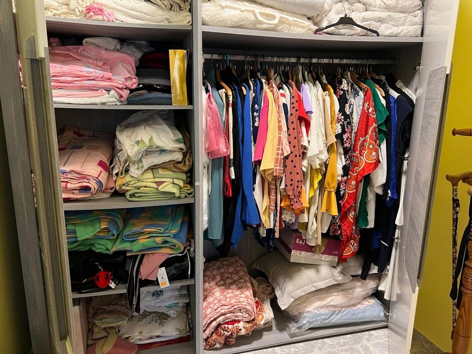 Móvel IKEA em branco com espelho