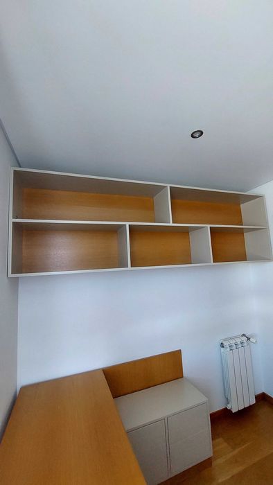 Secretaria com móvel lacado bege