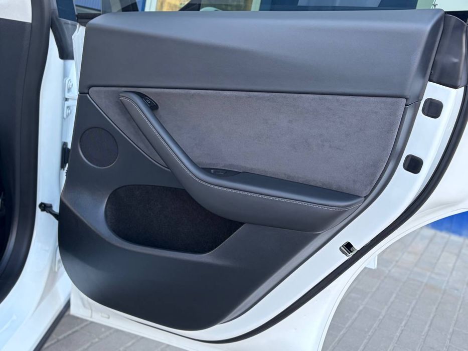 Tesla Model Y 2024 року