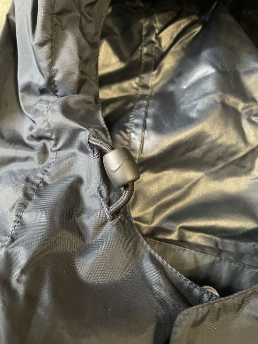 Черная ветровка Nike с капюшоном