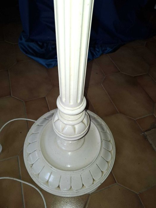 Candeeiro de pé com abajure de veludo