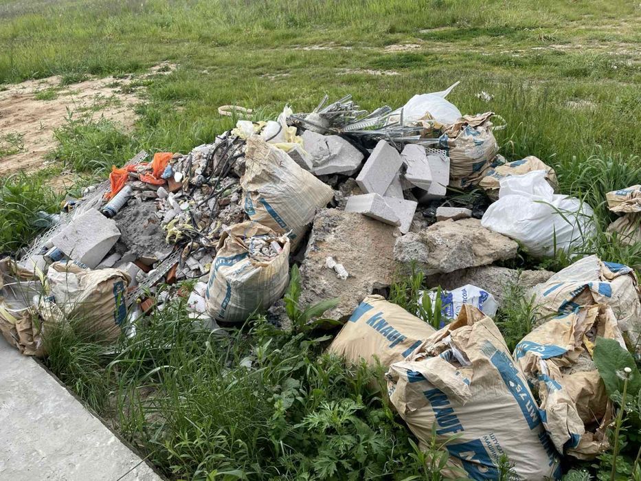 Вивіз будівельно сміття мотлоху меблів гілок трави Старі Петрівці