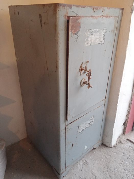 Продам сейф металлический