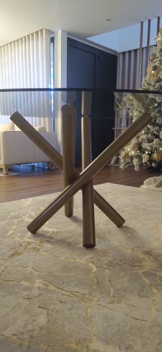Mesa de sala de jantar com tampo em vidro