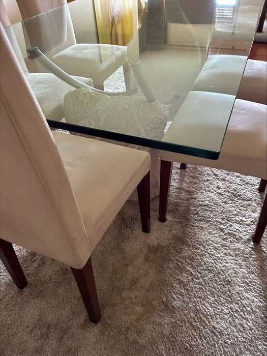 Mesa de sala de jantar em pedra e vidro com pernas em inox