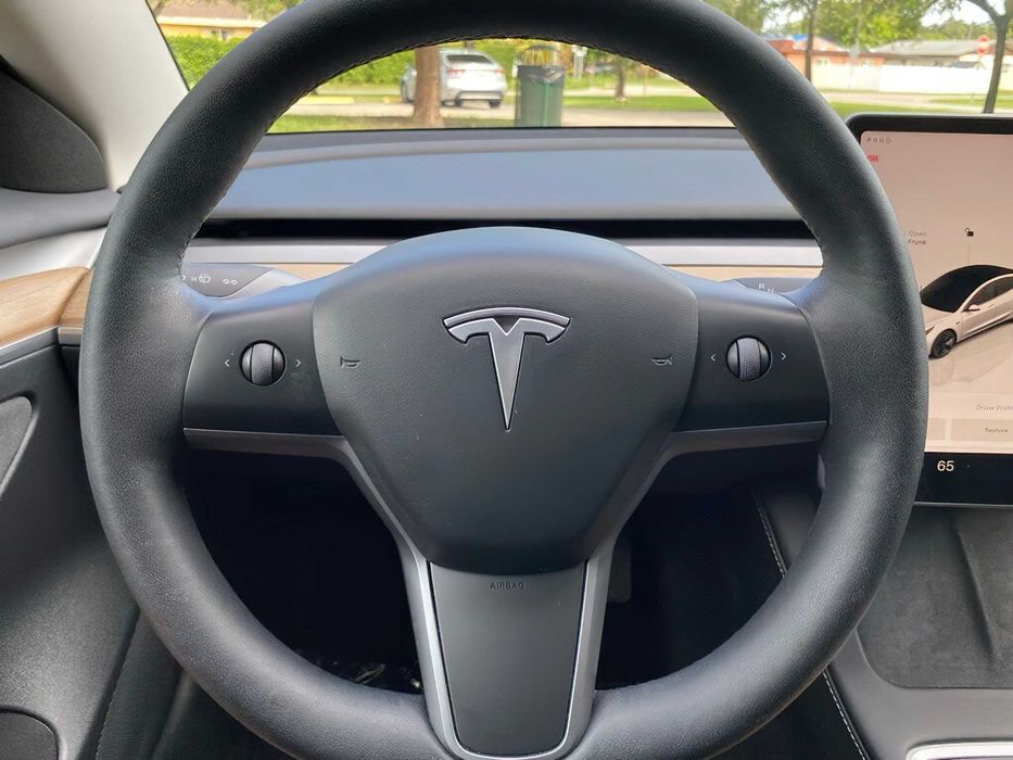Tesla Model 3      2024