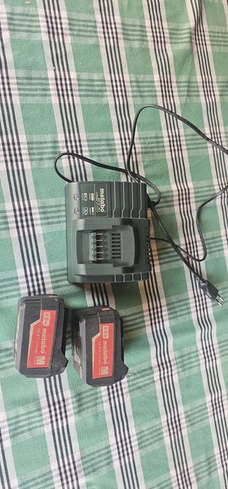 Carregador e duas baterias Metabo
