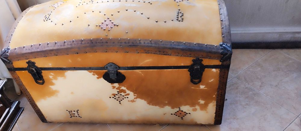 Magnifico Baú em pele de vaca