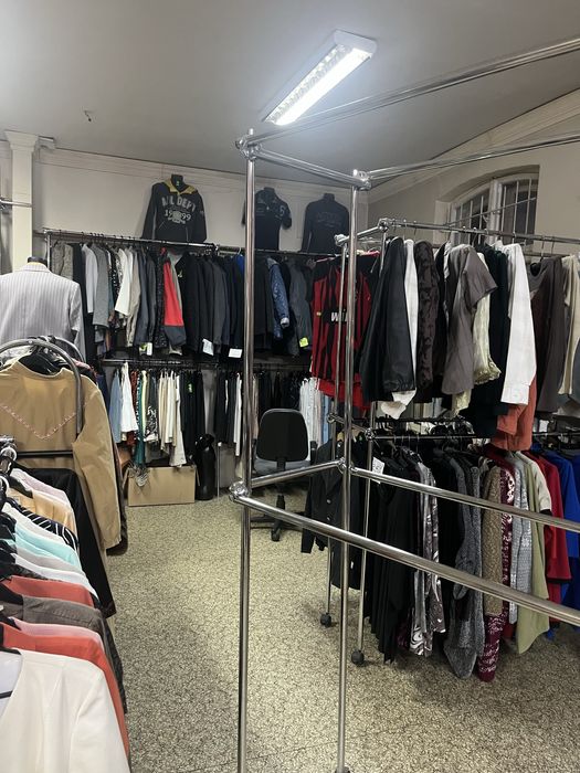 Stojak z metalowych rurek