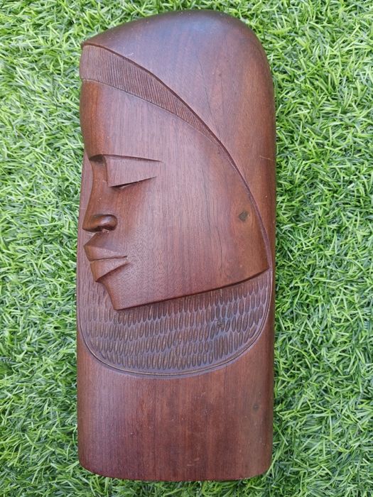 Escultura Africana em madeira maciça
