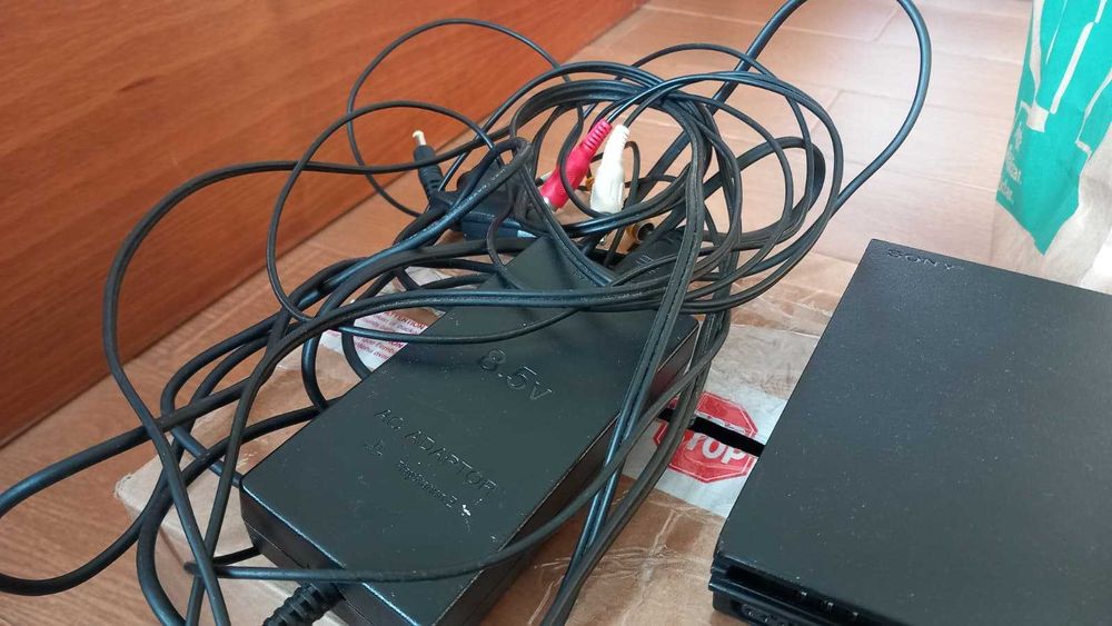 PS2 com marcas de uso - Inclui comando e cabos