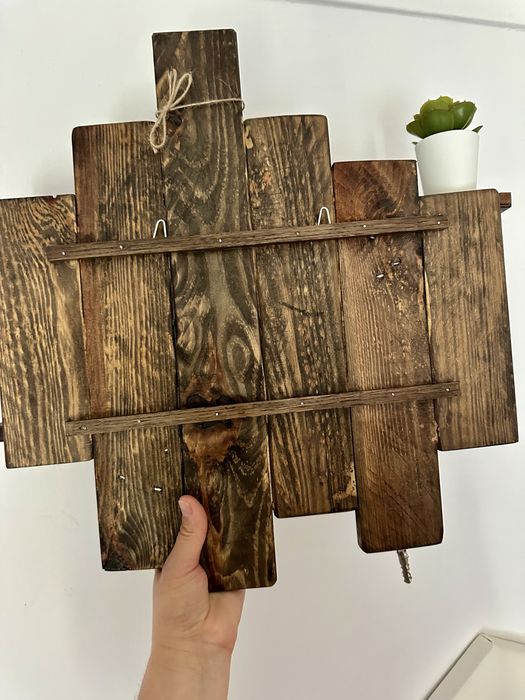 Prateleira decorativa em madeira rustica com ganchos